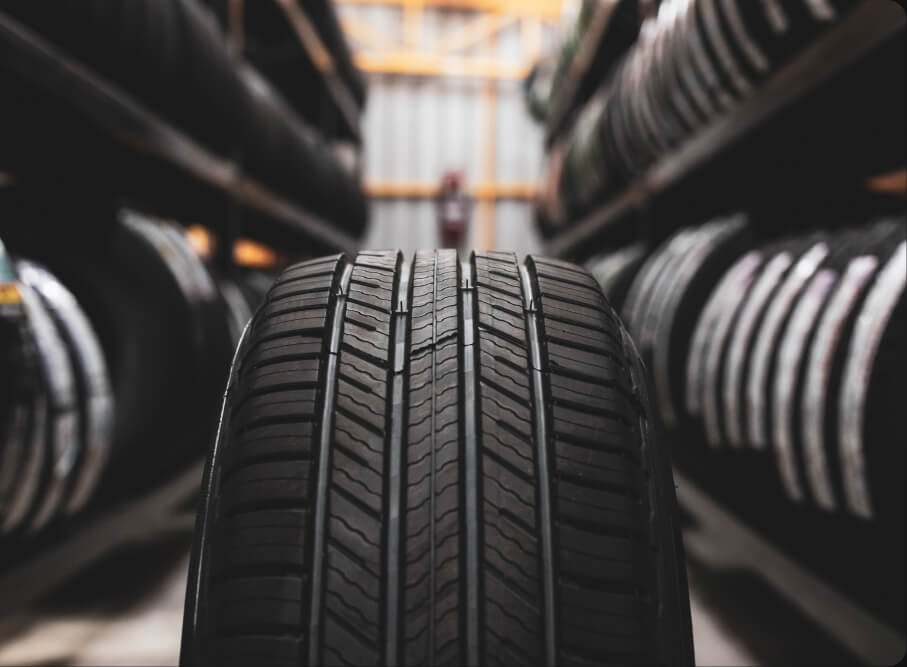 różnorodność nowych i używanych opon